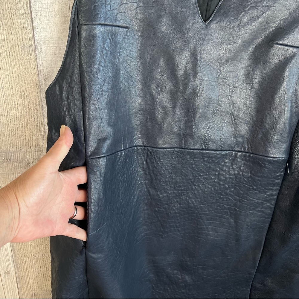 Veda Dress Womens 100% Leather
Fresca Mini Dress Size Medium Navy-V
Neck Casual - Picture 5 of 9